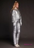 Куртка женская пуховая NAUMI 18 W 801 01 23 Silver – Серебряный​. Прямого силуэта, среднего объема, длиной до талии. Рукав втачной двухшовный. Вид сбоку 1
