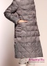 Пальто пуховое Miss NAUMI 18 W 102 00 31 Antacid – Серый​, полуприталенного трапецевидного силуэта. Стежка в крупную клетку, боковые накладные карманы. Вид сбоку 2