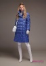 Купите пальто пуховое Miss Naumi 18 W 102 00 31 Denim – Синий​, полуприталенного трапецевидного силуэта. Стежка в крупную клетку. Вид спереди