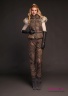 Пуховой женский жилет NAUMI 18 W 869 02 22 Military bronze – Хаки золотой ​среднего объема с капюшоном. Приталенный силуэт. Вид спереди 1