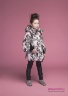 Куртка детская пуховая PRINCESS NAUMI 18 W 292 00 31 Grace rose – Принт розовый, с горизонтальной отстрочкой, центральной застёжкой молнией и верхней и внутренней ветрозащитными планками. Вид спереди