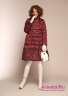 Пальто пуховое Miss NAUMI 18 W 102 00 31 Merlot – Красный​, полуприталенного трапецевидного силуэта. Стежка в крупную клетку, боковые накладные карманы.