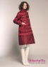Пальто пуховое Miss NAUMI 18 W 102 00 31 Merlot – Красный​, полуприталенного трапецевидного силуэта. Стежка в крупную клетку, боковые накладные карманы. Вид сбоку