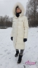 Купить KIWILAND Пуховик для девочки D23614 Белый длинный с капюшоном с меховой опушкой из натурального меха енота с разрезами на боках на официальном сайте Alisetta.ru