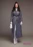 Купите пуховое пальто Miss Naumi 18 W 103 00 31 Antacid – Серый ​приталенного силуэта. Ромбовидная стежка, крупные накладные карманы. Вид спереди