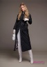 Купите пуховое пальто Miss Naumi 18 W 103 00 31 Black – Черный​ приталенного силуэта. Ромбовидная стежка, крупные накладные карманы. Вид спереди