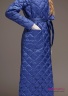 Купите пуховое пальто Miss Naumi 18 W 103 00 31 Denim – Синий ​приталенного силуэта. Ромбовидная стежка, крупные накладные карманы. Вид сбоку 2