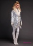 Пальто пуховое NAUMI 18 W 777 02 23 Silver – Серебряный ​женское зимнее с запахом, прямого силуэта среднего объема, длиной до колена, со съемным поясом. Вид сбоку 1