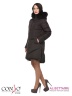 Элегантное пуховое пальто Conso WMF170548 - brown – шоколадный​ свободного силуэта длиной выше колен. Модель с регулируемым капюшоном, оформленным мехом лисы. Фото 3