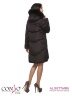 Элегантное пуховое пальто Conso WMF170548 - brown – шоколадный​ свободного силуэта длиной выше колен. Модель с регулируемым капюшоном, оформленным мехом лисы. Фото 5