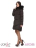 Элегантное пуховое пальто Conso WMF170548 - brown – шоколадный​ свободного силуэта длиной выше колен. Модель с регулируемым капюшоном, оформленным мехом лисы. Фото 4