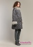 Пальто женское NAUMI 18 W 704 02 13 Pepper – Серый ​пуховое зимнее расширенного силуэта, среднего объема, длиной по колена. Плечо спущено, рукав широкий двухшовный. Вид сбоку