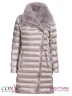 Эффектное пуховое пальто Conso WMF170512 - silver lilac – жемчужный​ приталенного силуэта длиной до колена. Модель с глубоким запахом фиксируется на металлическую молнию. Фото 4