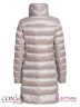 Эффектное пуховое пальто Conso WMF170512 - silver lilac – жемчужный​ приталенного силуэта длиной до колена. Модель с глубоким запахом фиксируется на металлическую молнию. Фото 6