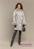 Пальто женское NAUMI 18 W 704 02 13 Quartz – Серый ​пуховое зимнее расширенного силуэта, среднего объема, длиной по колена. Плечо спущено, рукав широкий двухшовный. Вид спереди 2