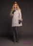 Пальто женское NAUMI 18 W 704 02 13 Quartz – Серый ​пуховое зимнее расширенного силуэта, среднего объема, длиной по колена. Плечо спущено, рукав широкий двухшовный. Вид спереди 1
