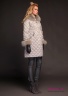 Пальто женское NAUMI 18 W 704 02 13 Quartz – Серый ​пуховое зимнее расширенного силуэта, среднего объема, длиной по колена. Плечо спущено, рукав широкий двухшовный. Вид сбоку 1