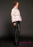 Купите куртку пуховую (пухляк) Miss Naumi 18 W 110 00 11 Koko rose – Розовый​, свободного силуэта. Крупная горизонтальная стежка. Вид сбоку 2