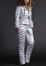 Короткая приталенная куртка NAUMI NS17 21 02 SILVER - серебро​ стильно выглядит за счет неброской декоративной стежки и практичных карманов с молниями. Фото 2