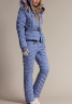 Короткая приталенная куртка NAUMI NS17 21 02 SKY BLUE - голубой​ стильно выглядит за счет неброской декоративной стежки и практичных карманов с молниями. Фото 2