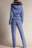 Короткая приталенная куртка NAUMI NS17 21 02 SKY BLUE - голубой​ стильно выглядит за счет неброской декоративной стежки и практичных карманов с молниями. Фото 3