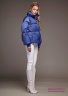 Купите куртку пуховую (пухляк) Miss Naumi 18 W 110 00 31 Denim – Синий​, свободного силуэта. Крупная горизонтальная стежка. Вид сбоку
