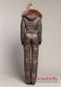 Комбинезон женский NAUMI 18 W 854 02 22 Military bronze – Хаки золотой ​зимний с капюшоном. Приталенного силуэта, с отрезной линией талии. Рукав втачной двухшовный. Вид сзади