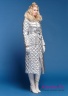 Пальто пуховое NAUMI 18 W 773 02 23 Silver – Серебряный ​женское полуприлегающего силуэта, длиной ниже колена, со съемным капюшоном. Вид сбоку 2