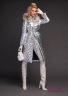 Пальто пуховое NAUMI 18 W 773 02 23 Silver – Серебряный ​женское полуприлегающего силуэта, длиной ниже колена, со съемным капюшоном. Вид сбоку 1