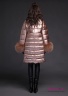Пальто женское пуховое Naumi 18 W 705 02 13 Gold Rose – Розовое золото ​зимнее А-силуэта среднего объема, длиной до колена. Вид сзади