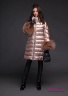 Пальто женское пуховое Naumi 18 W 705 02 13 Gold Rose – Розовое золото ​зимнее А-силуэта среднего объема, длиной до колена. Вид спереди