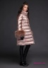 Пальто женское пуховое Naumi 18 W 705 02 13 Gold Rose – Розовое золото ​зимнее А-силуэта среднего объема, длиной до колена. Вид сбоку