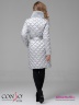 Стильное пуховое пальто Conso WMF 180509 - light silver – серебристый длиной до колена, слегка зауженного силуэта, c закругленным подолом. Фото 5