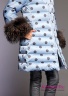 Пальто женское пуховое NAUMI 18 W 705 02 13 Koko Blue Smoke – Голубой ​зимнее А-силуэта среднего объема, длиной до колена. Рукав цельнокроеный, двухшовный. Вид сбоку 2