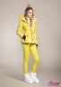 Лаковая зимняя куртка НАОМИ 818 X жёлтая. Спинка из жатой ткани, теплый капюшон с меховыми наушниками, пояс, удобные карманы и трикотажные манжеты.