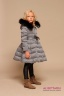 Элегантное и одновременно милое детское пальто PRINCESS NAUMI PN 17 209 02 CHANTAL BORDO - бордовый-белый​ подарит много тепла вашему малышу. Фото 2