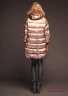 Пальто пуховое NAUMI 18 W 771 02 33 Gold Rose – Розовое золото женское зимнее расширенного силуэта, среднего объема, длиной выше колена, с капюшоном. Рукав покроя реглан, одношовный. Вид сзади
