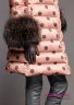 Пальто женское пуховое NAUMI 18 W 705 02 13 Koko Rose Smoke – Розовый ​зимнее А-силуэта среднего объема, длиной до колена. Рукав цельнокроеный, двухшовный. Вид сбоку 1