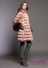 Пальто женское пуховое NAUMI 18 W 705 02 13 Koko Rose Smoke – Розовый ​зимнее А-силуэта среднего объема, длиной до колена. Рукав цельнокроеный, двухшовный. Вид сбоку 2