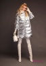 Пальто пуховое NAUMI 18 W 771 02 23 Silver – Серебряный женское зимнее расширенного силуэта, среднего объема, длиной выше колена, с капюшоном. Рукав покроя реглан, одношовный. Вид спереди