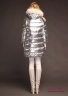 Пальто пуховое NAUMI 18 W 771 02 23 Silver – Серебряный женское зимнее расширенного силуэта, среднего объема, длиной выше колена, с капюшоном. Рукав покроя реглан, одношовный. Вид сзади