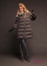 Пальто пуховое NAUMI 18 W 771 02 13 Pepper – Серый женское зимнее расширенного силуэта, среднего объема, длиной выше колена, с капюшоном. Рукав покроя реглан, одношовный. Вид спереди