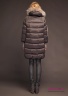 Пальто пуховое NAUMI 18 W 771 02 13 Pepper – Серый женское зимнее расширенного силуэта, среднего объема, длиной выше колена, с капюшоном. Рукав покроя реглан, одношовный. Вид сзади