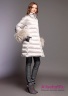 Пальто женское пуховое NAUMI 18 W 705 02 13 Quartz – Серый ​зимнее А-силуэта среднего объема, длиной до колена. Рукав цельнокроеный, двухшовный. Вид сбоку