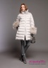 Пальто женское пуховое NAUMI 18 W 705 02 13 Quartz – Серый ​зимнее А-силуэта среднего объема, длиной до колена. Рукав цельнокроеный, двухшовный.