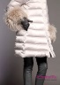 Пальто женское пуховое NAUMI 18 W 705 02 13 Quartz – Серый ​зимнее А-силуэта среднего объема, длиной до колена. Рукав цельнокроеный, двухшовный. Вид сбоку 2
