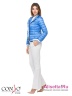 Короткая демисезонная куртка-жакет Conso SS180118 - azzurro – небесно голубой​ в стиле casual. Модель приталенного силуэта фиксируется на металлические кнопки. Фото 2