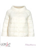 Модная куртка укороченного типа CONSO SS170108 - ivory - молочный​ для прохладной погоды. Свободный силуэт со спущенным плечом и рукавами три четверти. Модель со свободным воротником-стойкой застегивается на потайные кнопки. Фото 4