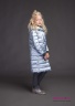 Пальто детское пуховое PRINCESS NAUMI 18 W 218 00 33 Blue Smoke – Голубой, двубортное, стеганное горизонтальными строчками, длина ниже колена. Застежка на кнопки в два ряда. Вид сбоку