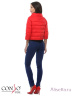 Модная куртка укороченного типа CONSO SS170108 - rosso - красный​ для прохладной погоды. Свободный силуэт со спущенным плечом и рукавами три четверти. Модель со свободным воротником-стойкой застегивается на потайные кнопки. Фото 3